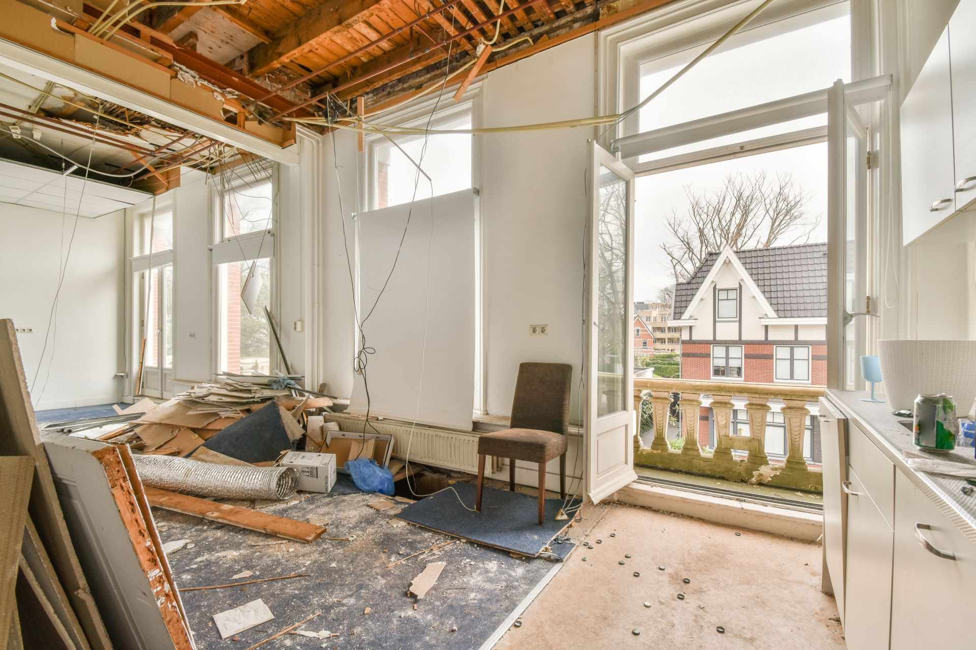 interior-of-empty-room-with-windows-2025-02-10-09-20-19-utc_11zon.jpg